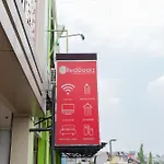 RedDoorz Plus near Living Plaza Jababeka