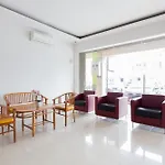 RedDoorz Plus near Living Plaza Jababeka
