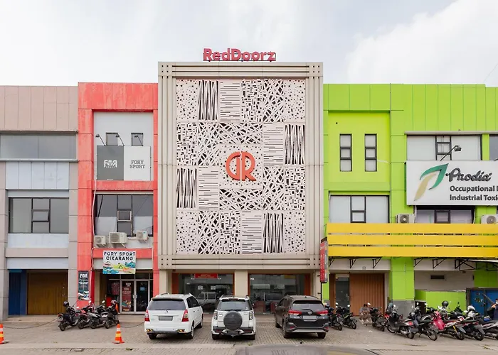 RedDoorz Plus near Living Plaza Jababeka