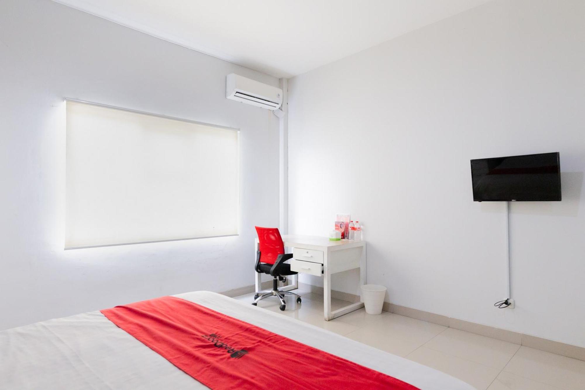 Wisma tamu Reddoorz Near Living Plaza Jababeka