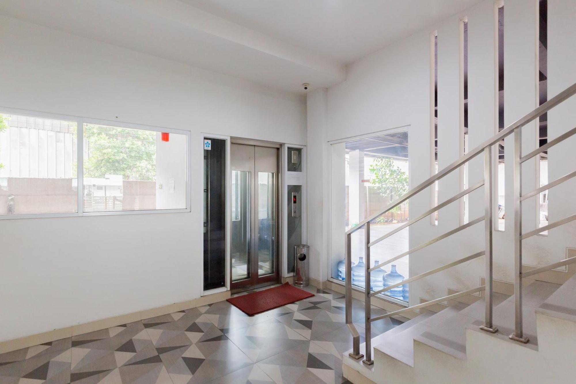 Reddoorz Near Living Plaza Jababeka