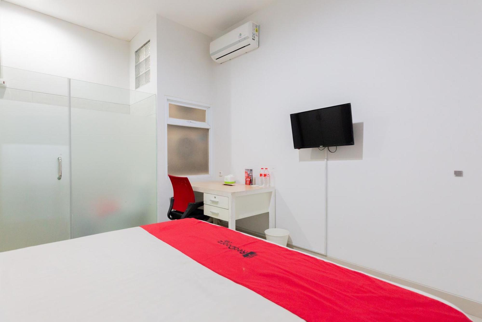 Reddoorz Near Living Plaza Jababeka Wisma tamu 3*