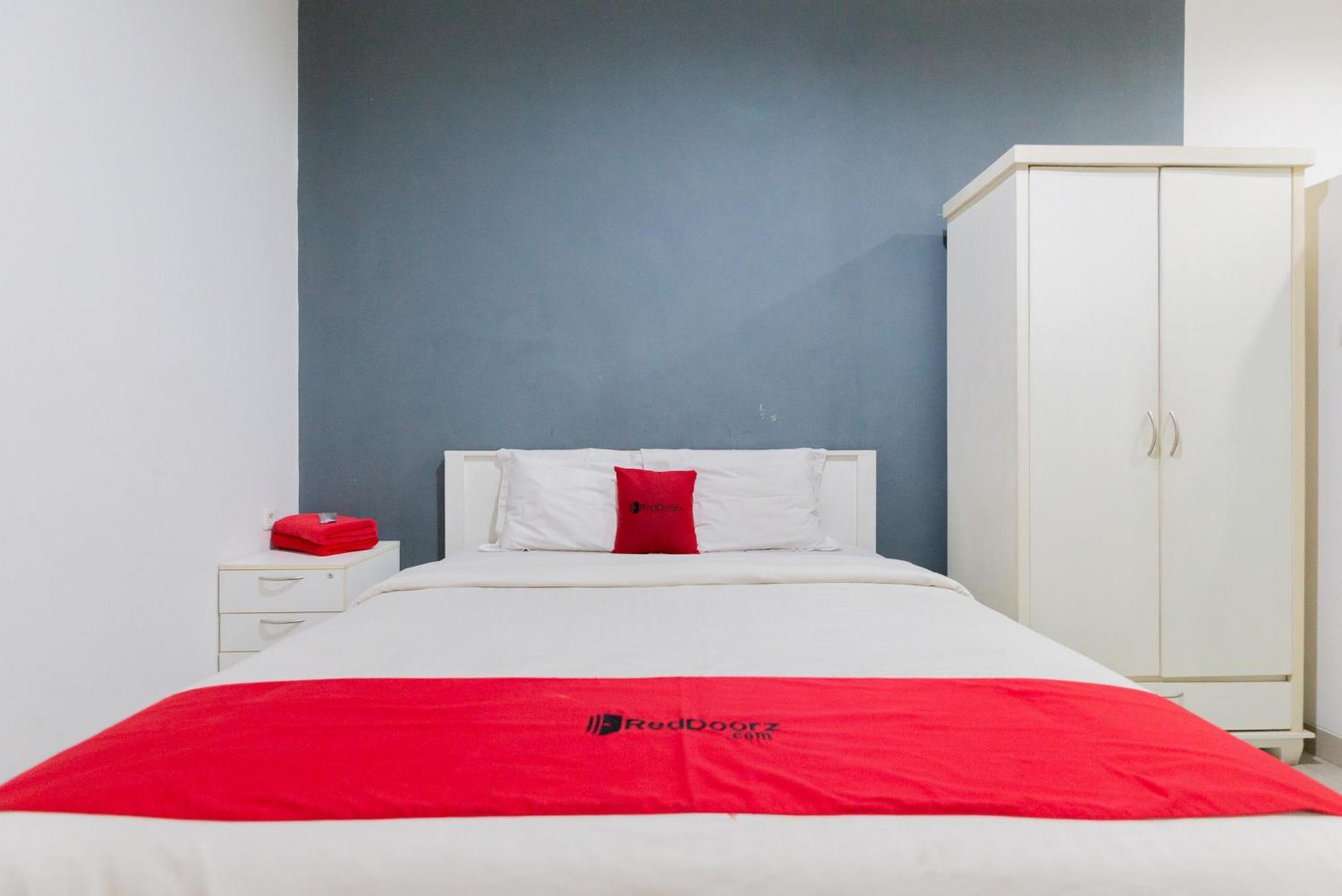 Reddoorz Near Living Plaza Jababeka Wisma tamu