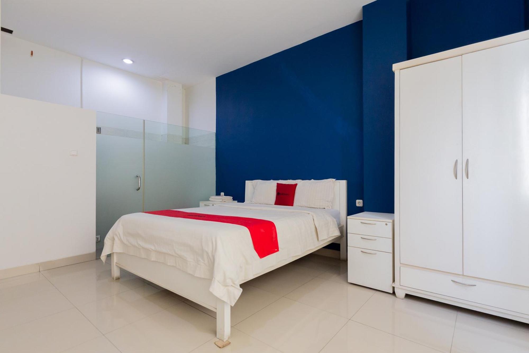 Wisma tamu Reddoorz Near Living Plaza Jababeka 3*