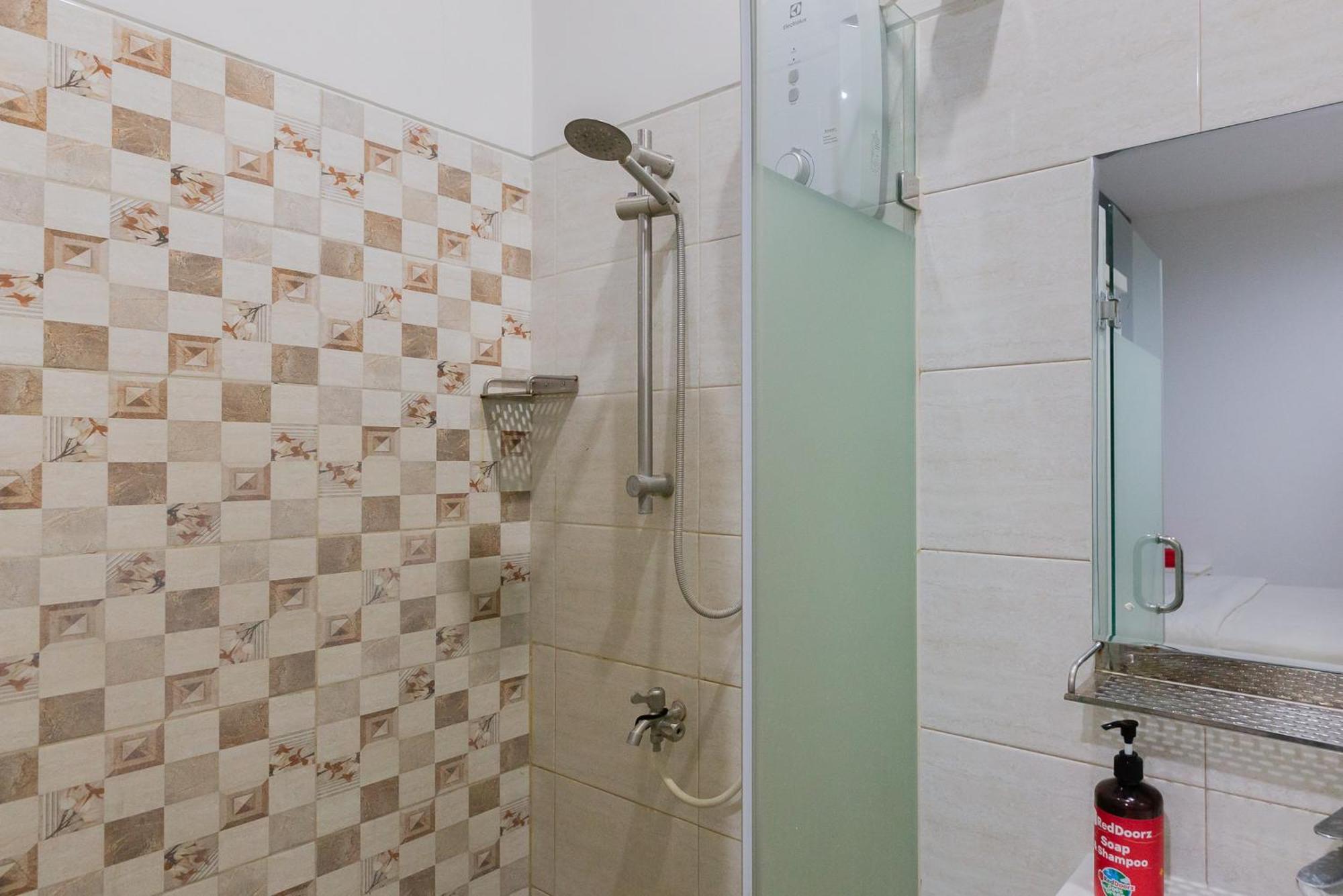 Reddoorz Near Living Plaza Jababeka Wisma tamu Cikarang