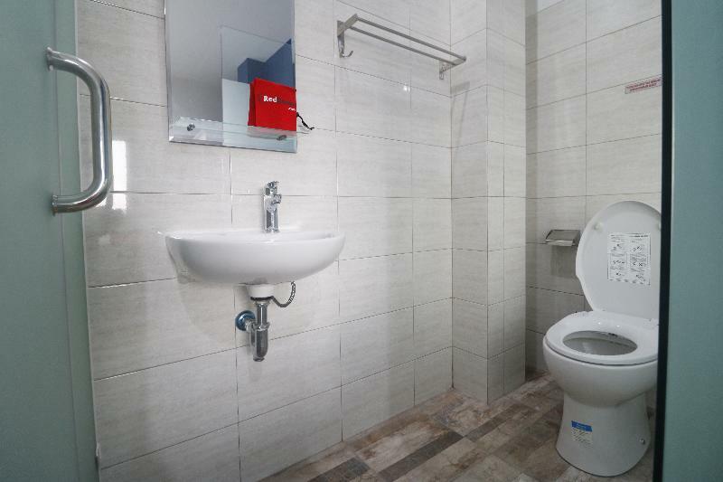 Reddoorz Near Living Plaza Jababeka